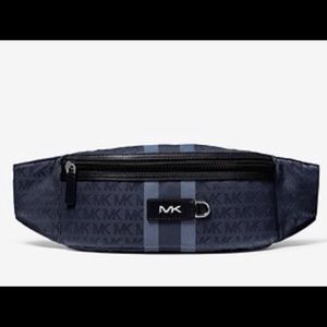 MICHAEL KORS MENS
Brooklyn Logo Jacquard Hip Bag
